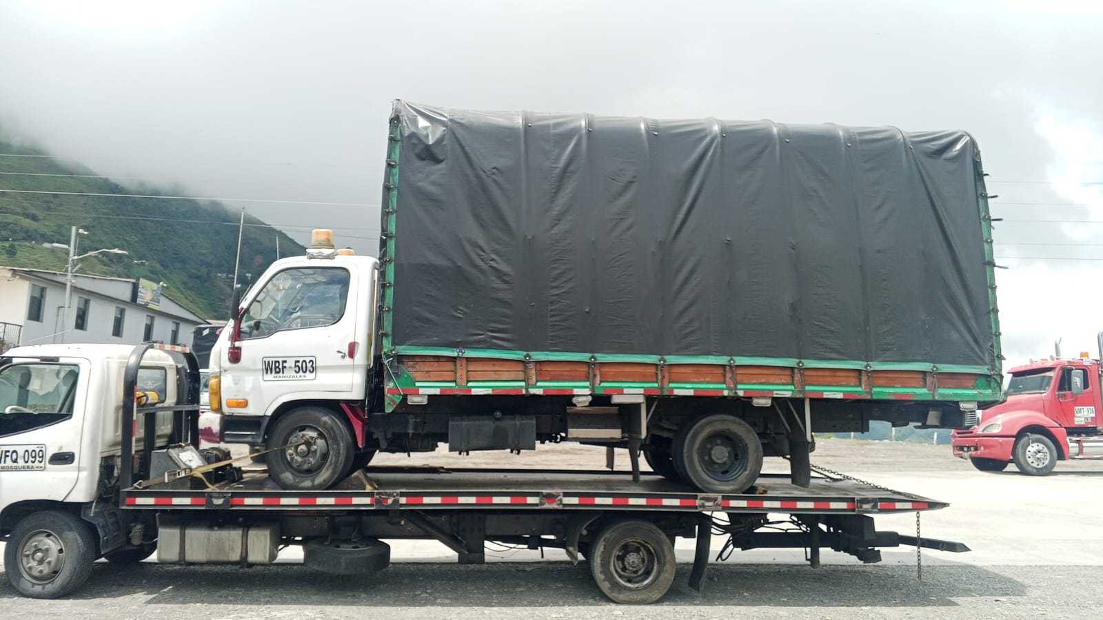 Gruas de carga pesada en el Eje Cafetero, remolque de camion