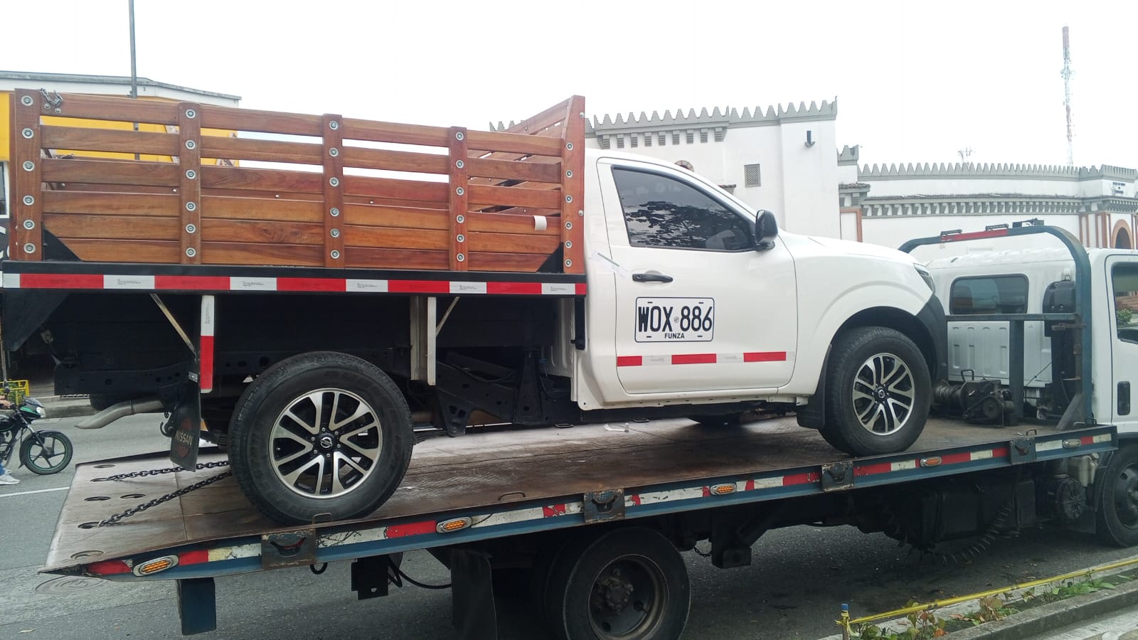 Traslado de vehículo pickup con grúa plataforma en Manizales
